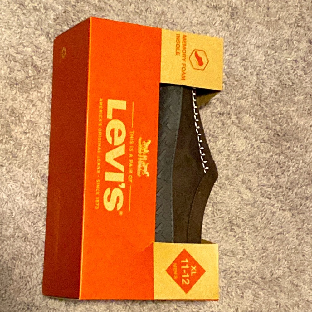 New in box Mens/womens 11-12 size mens size slippers